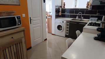 Deluxe Suite, Sea View | Private kitchen | Full-size fridge, microwave, oven, stovetop