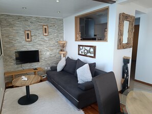 Deluxe Suite, Sea View | Living area | 81-cm flat-screen TV with cable channels, Netflix, books