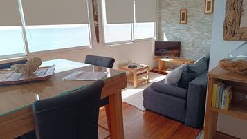 Deluxe Suite, Sea View | Living area