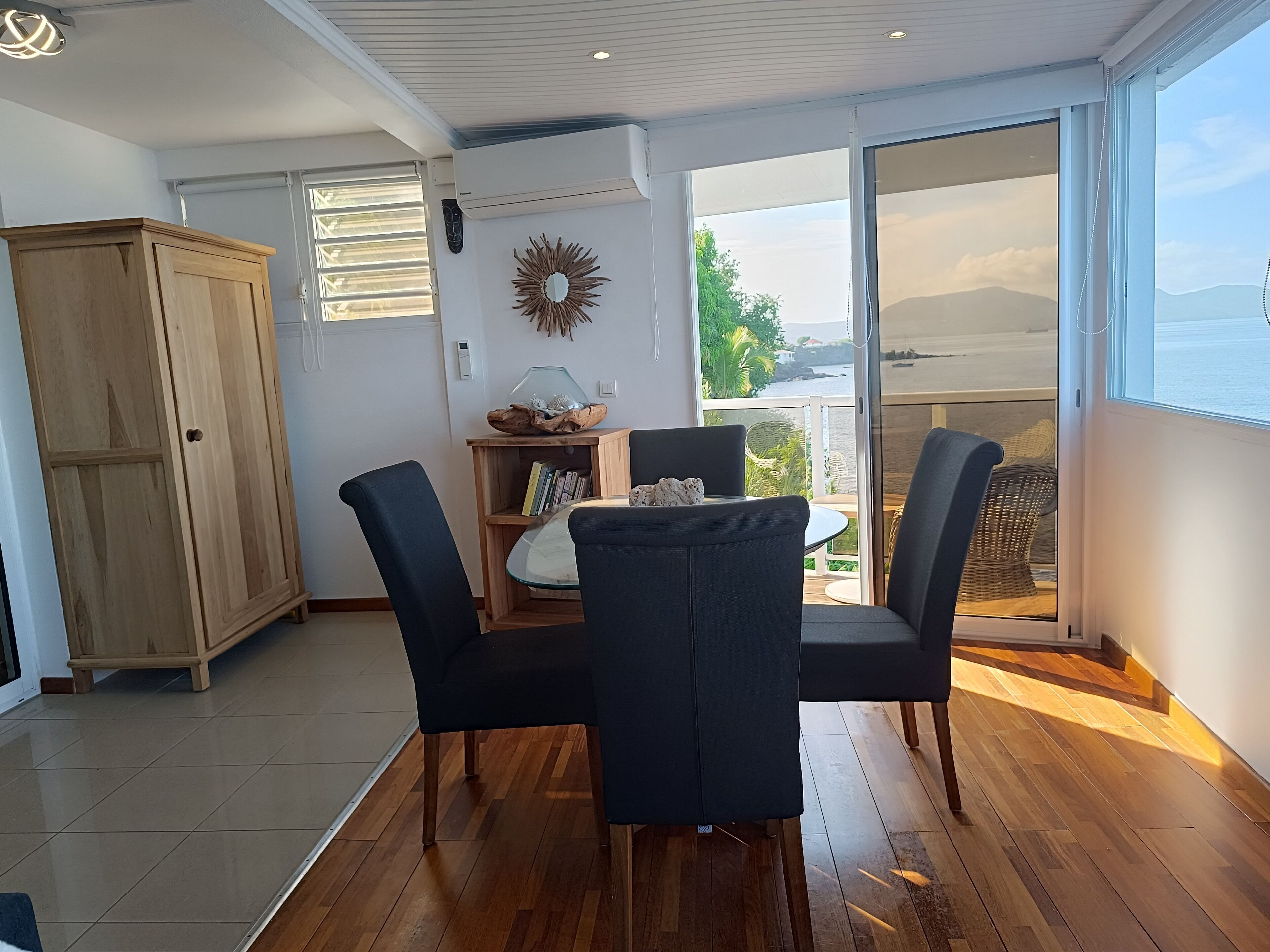 Deluxe-sviitti, merinäköala | Ruokasali