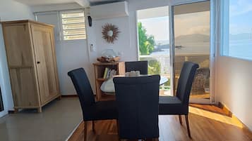 Deluxe-sviitti, merinäköala | Ruokasali