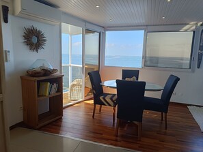 Deluxe Suite, Sea View | Dining room