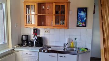 Een microgolfoven, een kookplaat