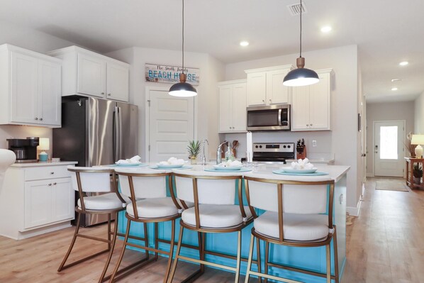 Talo, useita sänkyjä (Sand and Sunsets) | Yksityinen keittiö | Uuni, leivänpaahdin