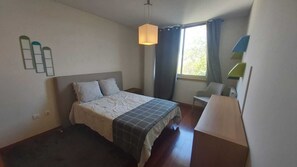 2 chambres, fer et planche à repasser, literie fournie