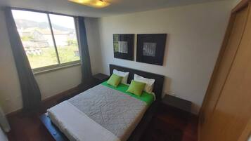 2 bedrooms, iron/ironing board, bed sheets
