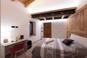 Chambre supérieure, vue sur la montagne | Couette en duvet, bureau, espace de travail pour ordinateurs portables