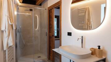 Chambre Luxe, balcon, vue montagne | Salle de bain | Douche, douche à « effet pluie », sèche-cheveux, bidet