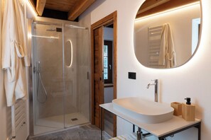 Chambre luxueuse, balcon, vue sur la montagne | Salle de bain | Douche, douche cascade, séchoir à cheveux, bidet