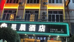 Un hotel con un letrero de neón, equipos de aire acondicionado y un número de contacto.