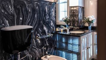 Ducha, secador de pelo, bidet, toallas