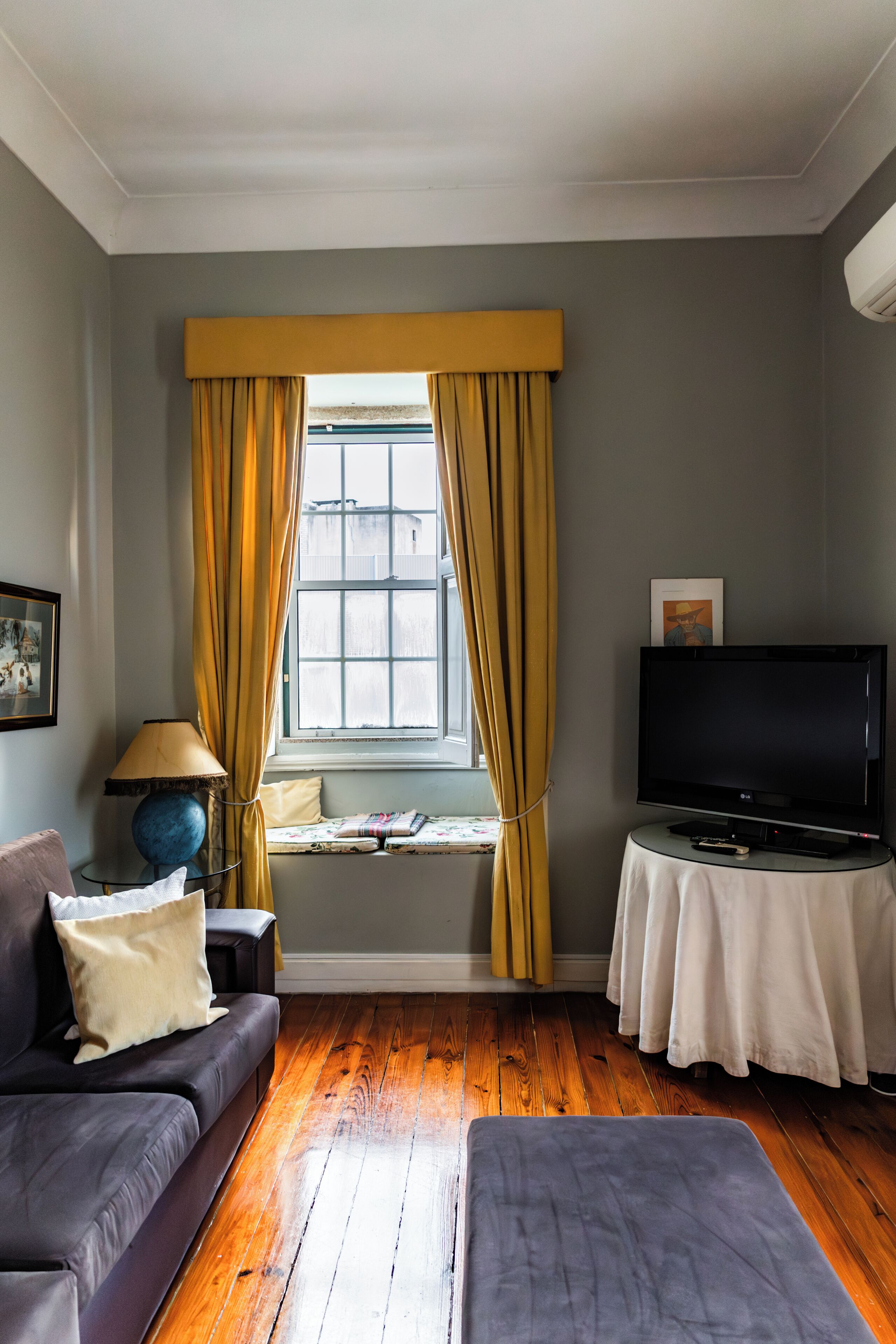 Fernseher, Kamin, Bücher