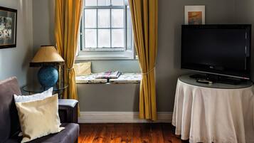 Televisión, chimenea, libros