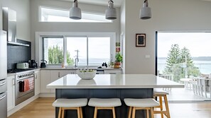 Kjøleskap, ovn, kokeplater og oppvaskmaskin