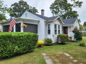 Exterior - Charming cottage with short drive to the beach or the city! (North Kingstown)