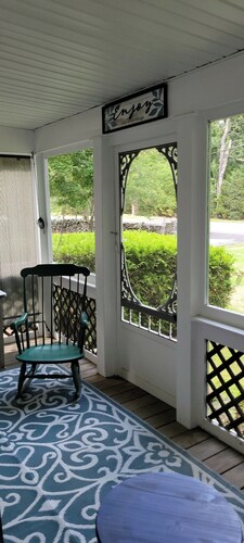 Charming cottage with short drive to the beach or the city!