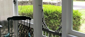 Charming cottage with short drive to the beach or the city!