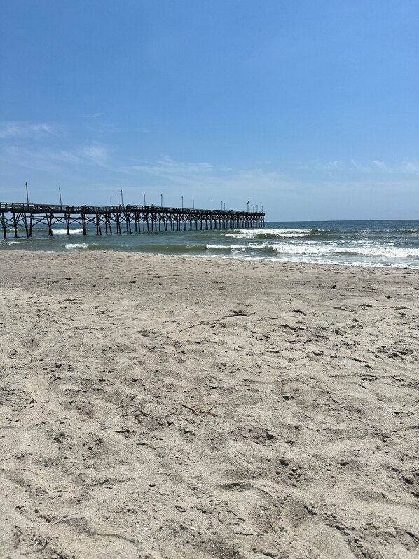 Sun loungers, beach towels - POOL AND PICKLEBALL! Perfectly located 1st floor condo, close to everything (Southport)