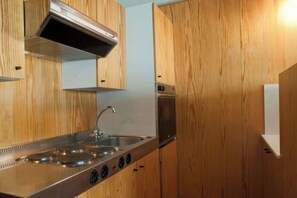 Fridge, oven, stovetop, coffee/tea maker