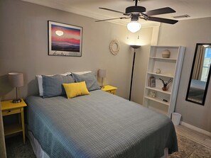 3 habitaciones, escritorio y tabla de planchar con plancha