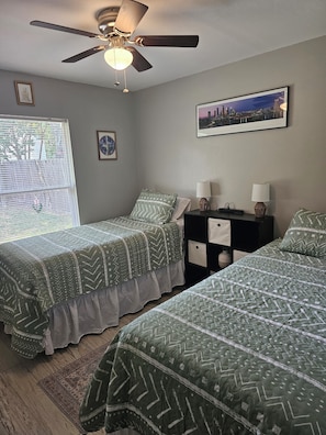 3 Schlafzimmer, Schreibtisch, Bügeleisen/Bügelbrett, Reisekinderbett