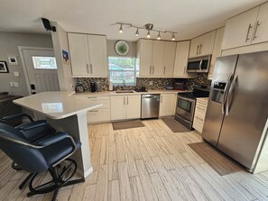 ثلاجة، ميكروويف، فرن، موقد طهي مسطح