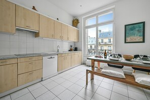 Geschirrspüler, Wasserkocher mit Kaffee-/Teezubehör, Mixer