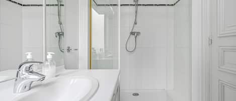 Dusche, Haartrockner, Handtücher, Seife