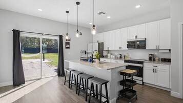 Een koelkast, een microgolfoven, een oven, een kookplaat