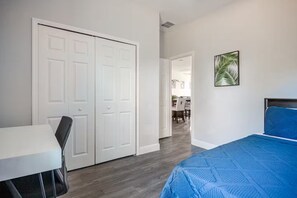 4 makuuhuonetta, työpöytä, silitysrauta/-lauta, vauvan matkasänky