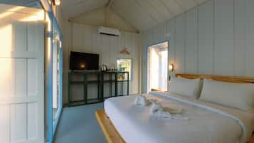 Un dormitorio con una cama, un televisor y una ventana.