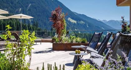Lakeside Escape With Garden Fun