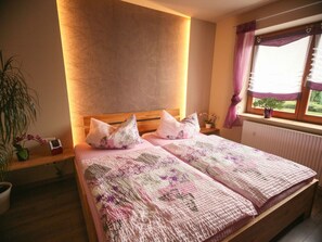 1 chambre, ameublement personnalisé, fer et planche à repasser