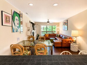 Smart TV, books - Rad Retro Retreat in Rehoboth Beach (Rehoboth Beach)
