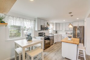 Réfrigérateur, micro-ondes, plaque de cuisson, lave-vaisselle