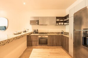 Geladeira, micro-ondas, fogão, cooktop