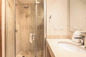 Doccia, asciugacapelli, asciugamani, shampoo