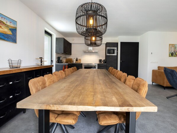 Villa | Dining - Beautiful Villa With Spacious Garden (Sint Nicolaasga)