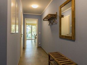 Interior - Time out on the Lagoon Modern Retreat (Garz)