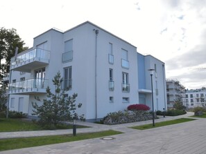 Exterior - Time out on the Lagoon Modern Retreat (Garz)