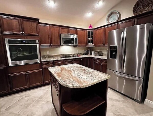 冷蔵庫、電子レンジ、オーブン、コンロ