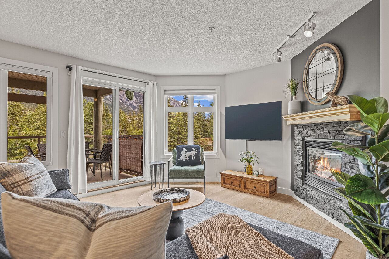 Smart TV, chimenea y oficina 