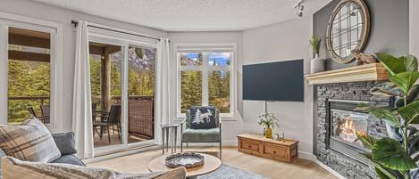 スマートテレビ、暖炉、書斎 / ワークスペース