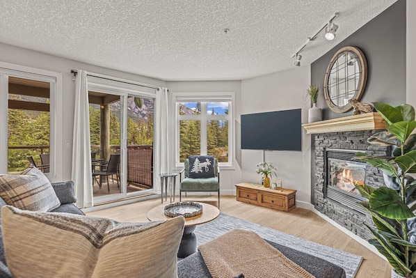 Smart TV, caminetto, studio