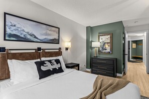 2 dormitorios, escritorio, tabla de planchar con plancha y cuna de viaje