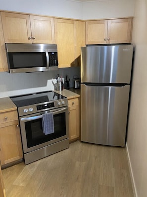 Frigorifero, microonde, forno, piano cottura