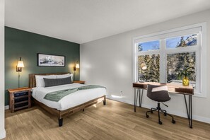 2 soverom, skrivebord, strykejern/-brett og reiseseng for barn