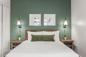 2 soverom, skrivebord, strykejern/-brett og reiseseng for barn