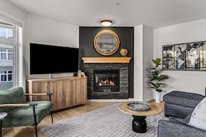 Smart TV, chimenea y oficina