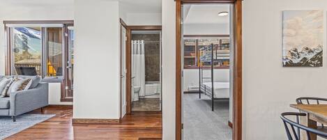 2 habitaciones, tabla de planchar con plancha y cuna de viaje
